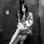 mujer asiatica en el baño lista para una lluvia dorada
